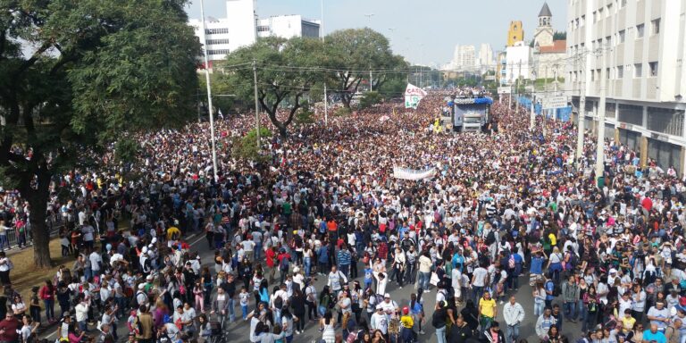 Milhares tomam ruas de São Paulo na Marcha para Jesus