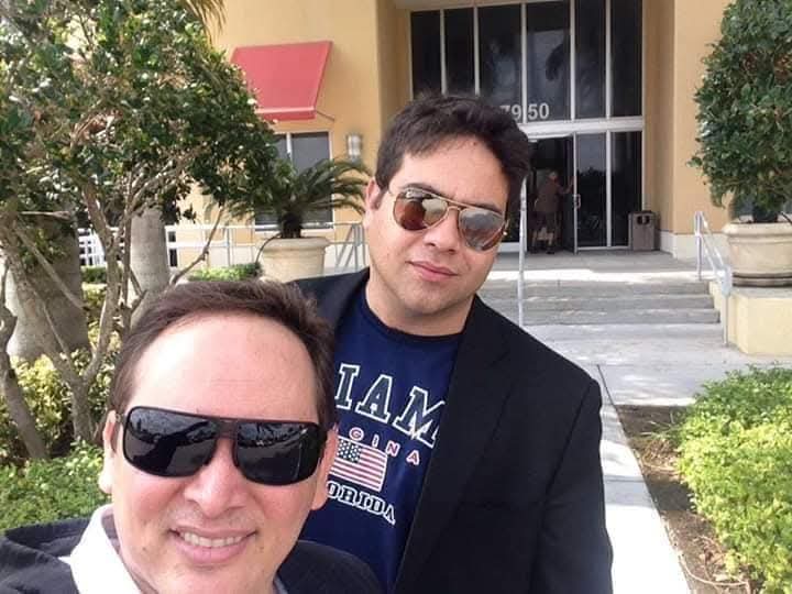 Dr. Italu Colares e seu amigo Washington Luiz na frente do prédio onde esta o escritório da EBWU em Miami na Florida.