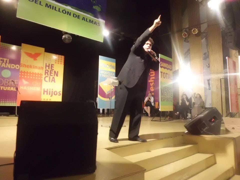 Dr. Italu Colares ministrando uma mensagem bíblica na Iglesia Del Milion de Almas. A maior igreja da América Latina localizada em Buenos Aires com mais de 1 milhão de membros ativos.