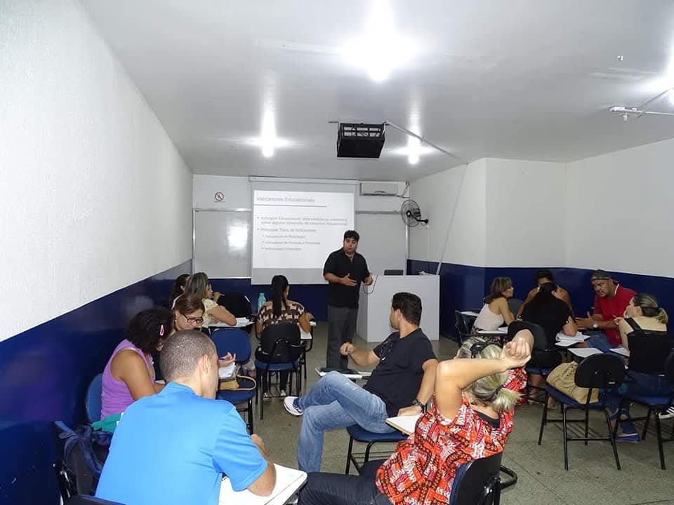Dr. Italu Colares ministrando uma aula na Faculdade Apogeou